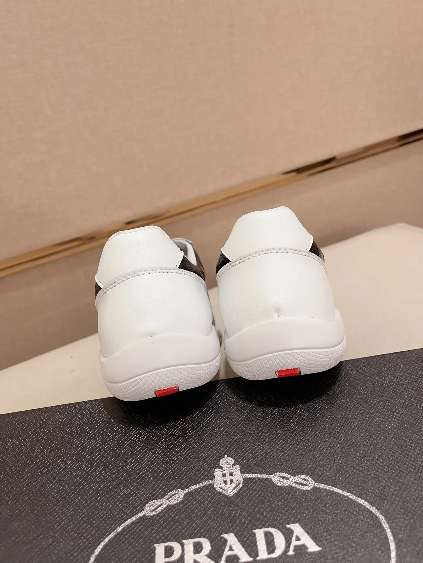 Factory price 420💰 ✔️✔️✔️The new PRADA (Prada) counters are launched simultaneously. The new men's shoes and 😘fabrics are made of selected first-layer cowhide ➕ breathable mesh technology. Lining: Full sheepskin lining. 👍🏿 High-end ☄️ air-cushion molded anti-slip rubber outsole, exquisite lines, simple and elegant, comfortable and high-end for leisure travel. Code number: 38 to 44 (45 can be customized)